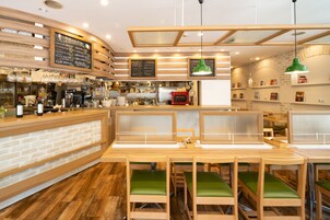 朝食、ランチ、ディナーに営業