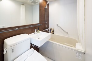 シャワー付き浴槽、深めの浴槽、バスアメニティ (無料)、ヘアドライヤー