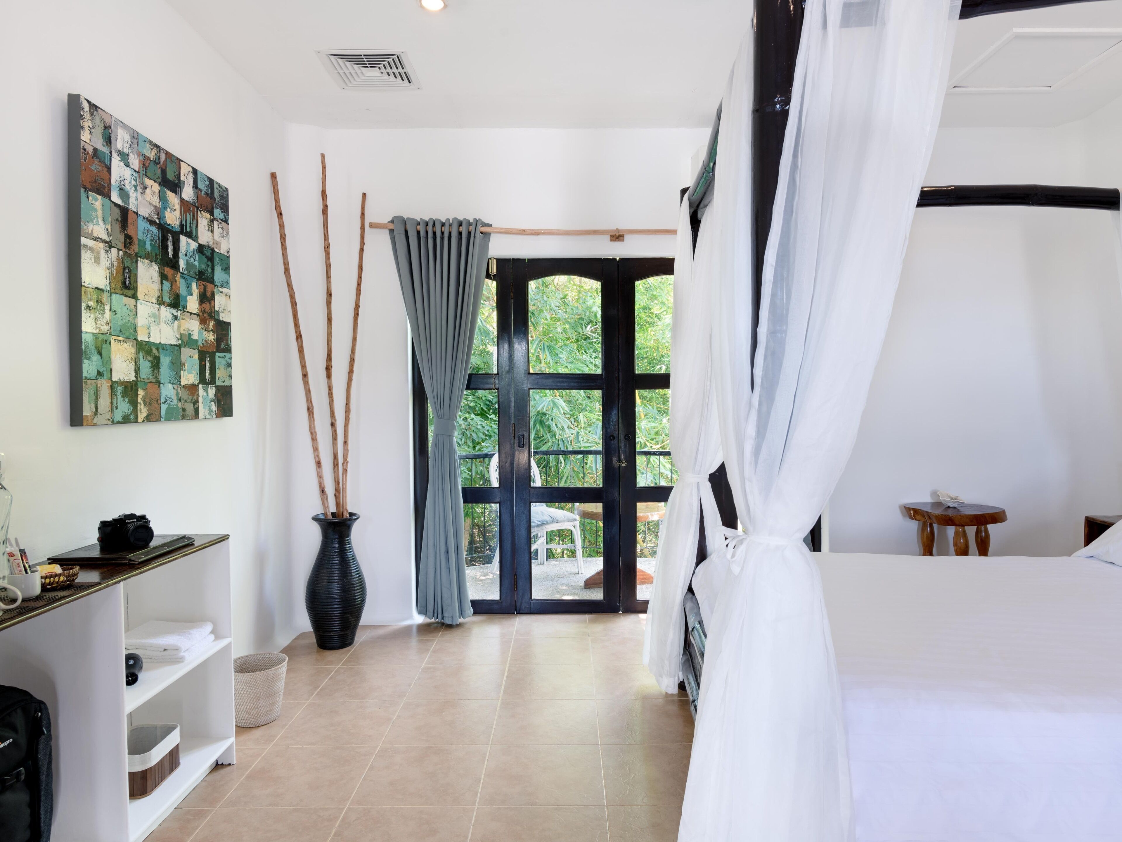 Queen Room Ocean View | Premium bedding, in-room safe, bed sheets