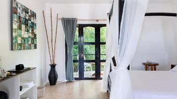 Queen Room Ocean View | Premium bedding, in-room safe, bed sheets