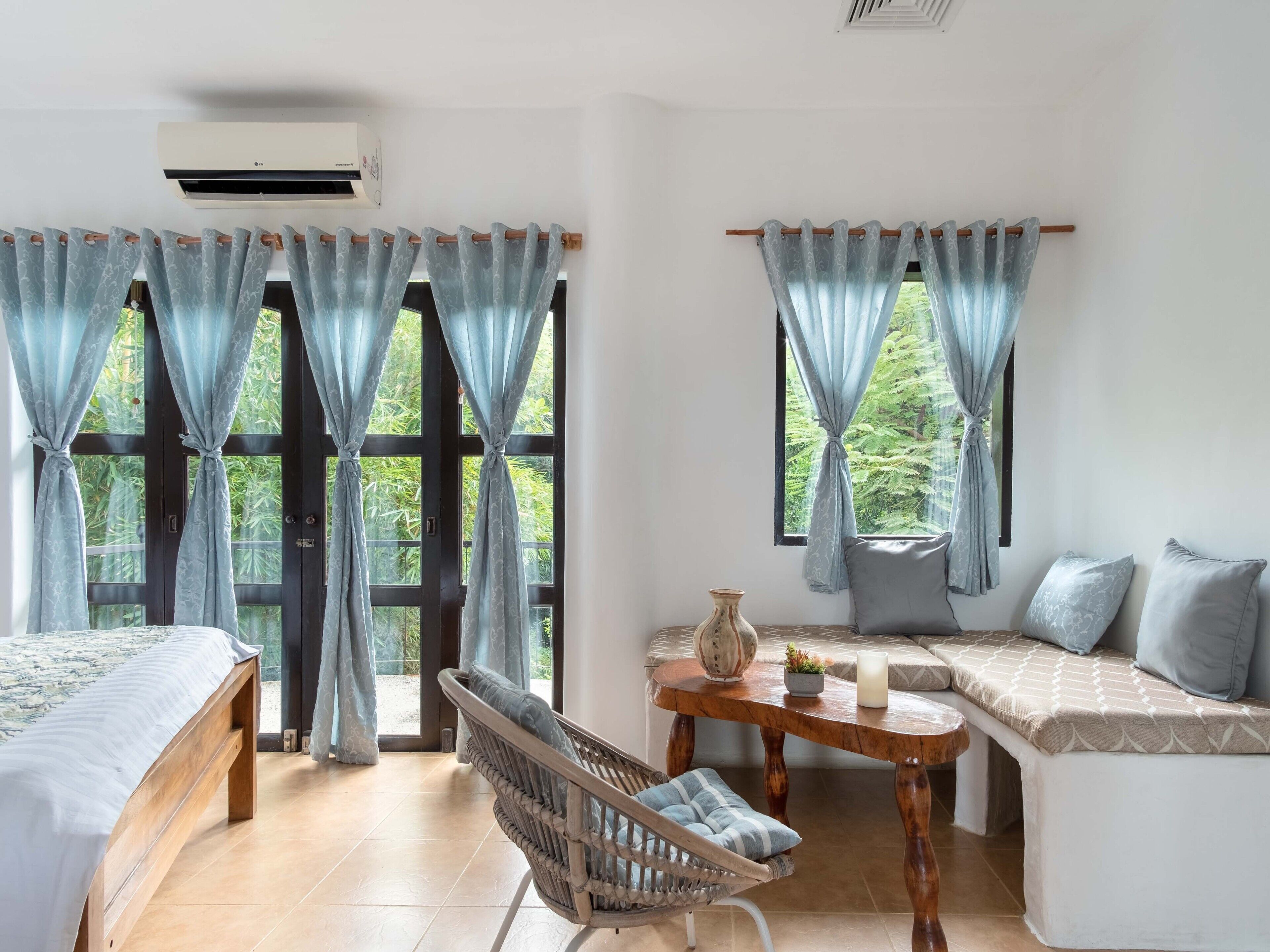 Deluxe Room, Ocean View | Living area