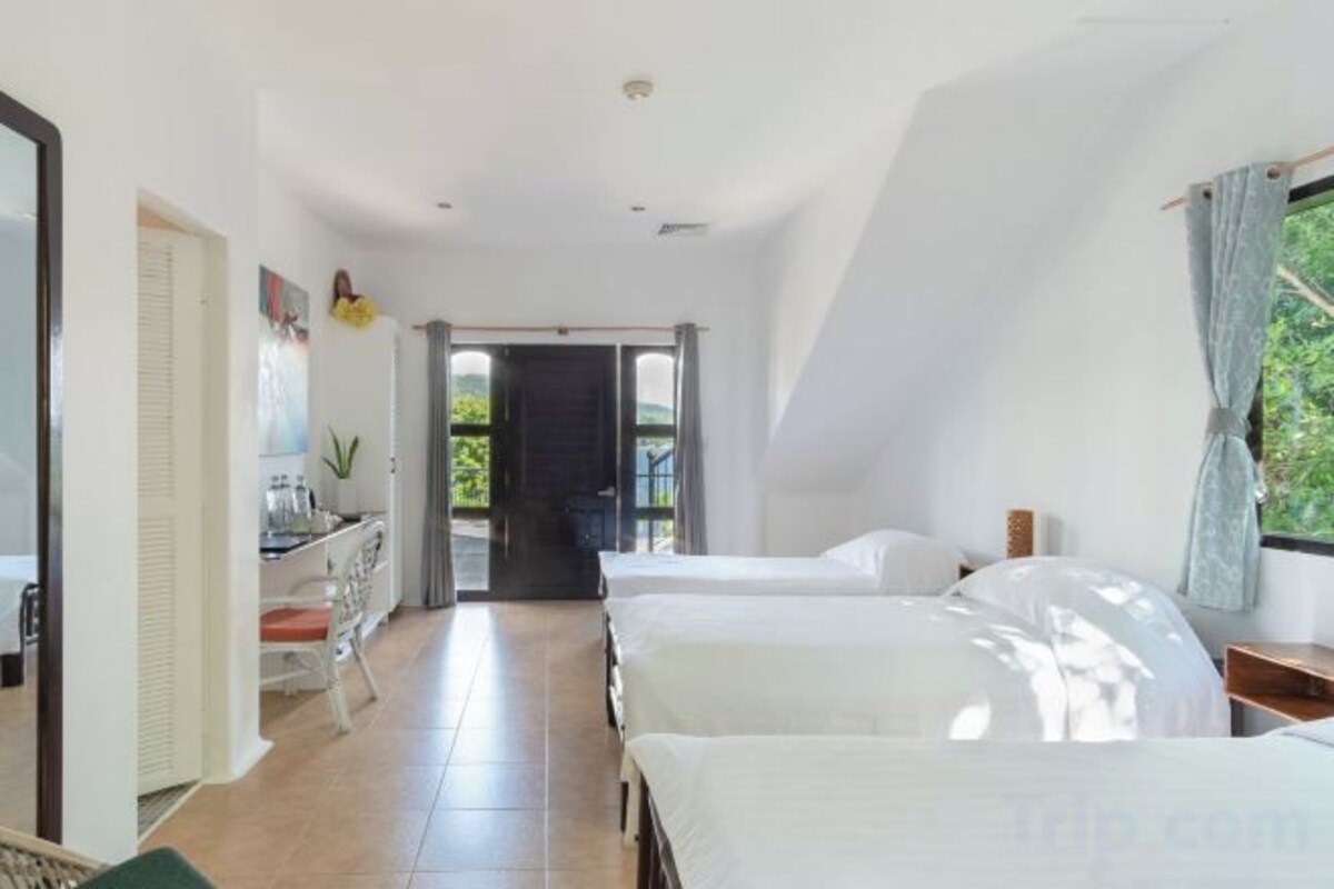 Premium bedding, in-room safe, bed sheets