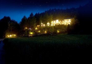 Front of property – evening/night - Bongpyung Provence Pension (Pyeongchang)