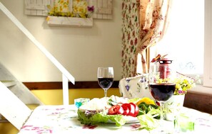 Family Double Room | Living area | Flat-screen TV - Bongpyung Provence Pension (Pyeongchang)