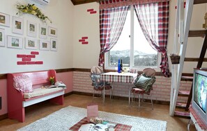 Familien-Doppelzimmer | Wohnbereich | Flachbildfernseher