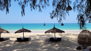 Plage privée, chaises longues, parasols, serviettes de plage