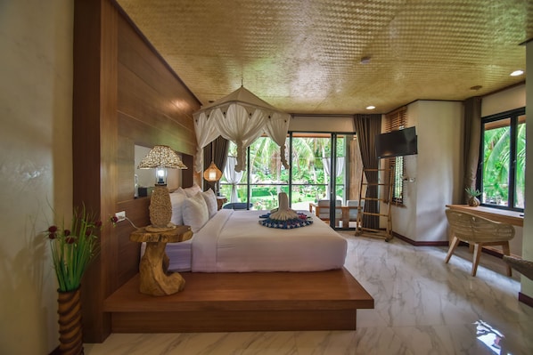 Seaside Pavilion Deluxe Room | Minibar, in-room safe, desk, blackout curtains