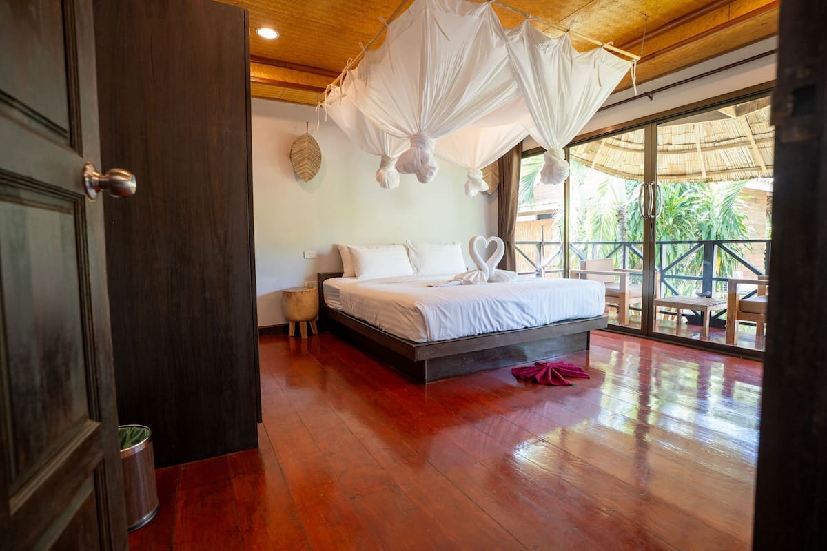 Deluxe Garden Loft | Minibar, in-room safe, desk, blackout curtains