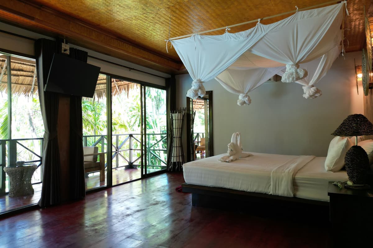 Superior Garden Loft | Minibar, in-room safe, desk, blackout curtains