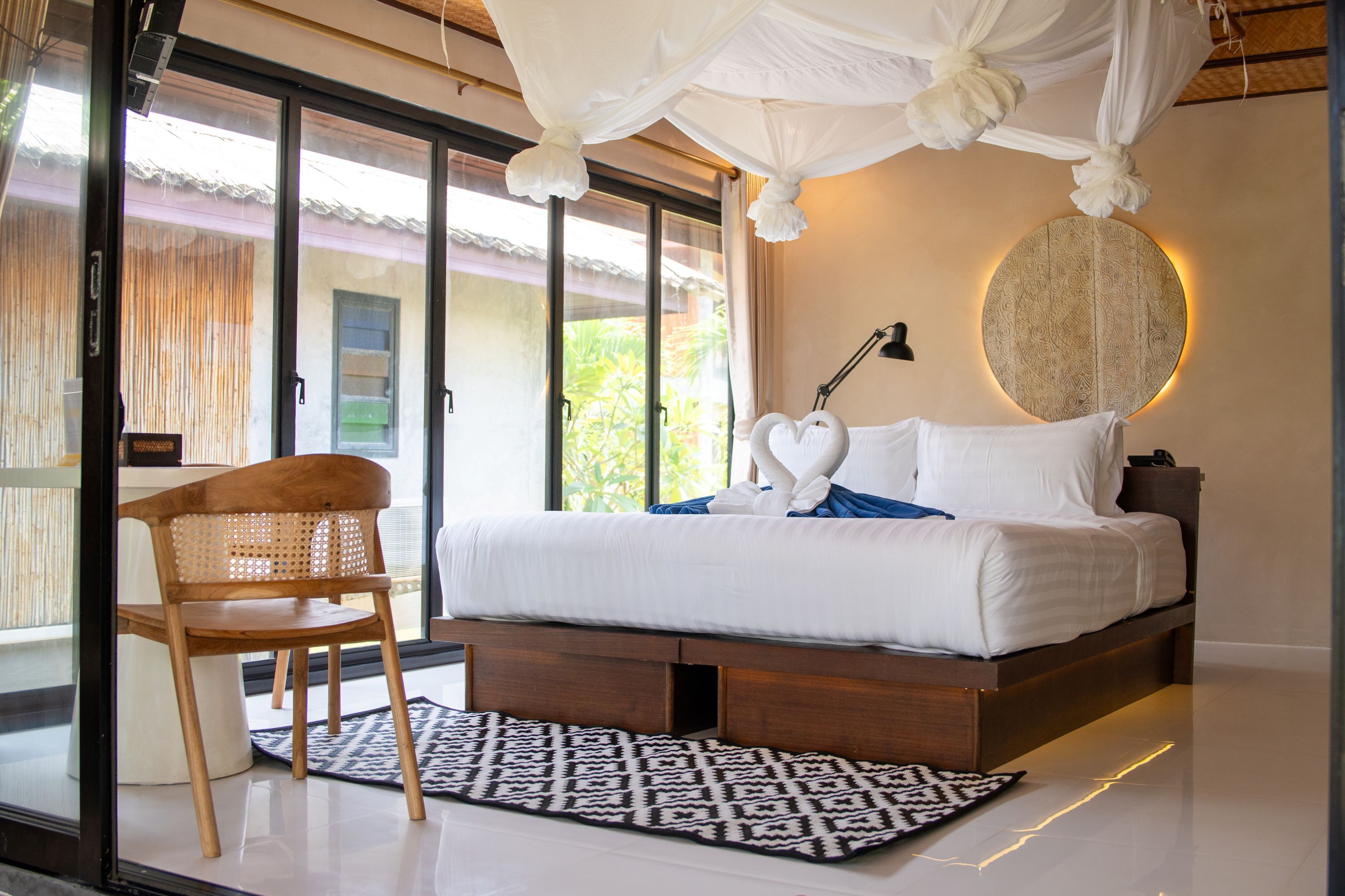 Minibar, caja de seguridad en la habitación y escritorio 