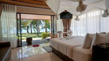 Minibar, caja de seguridad en la habitación y escritorio