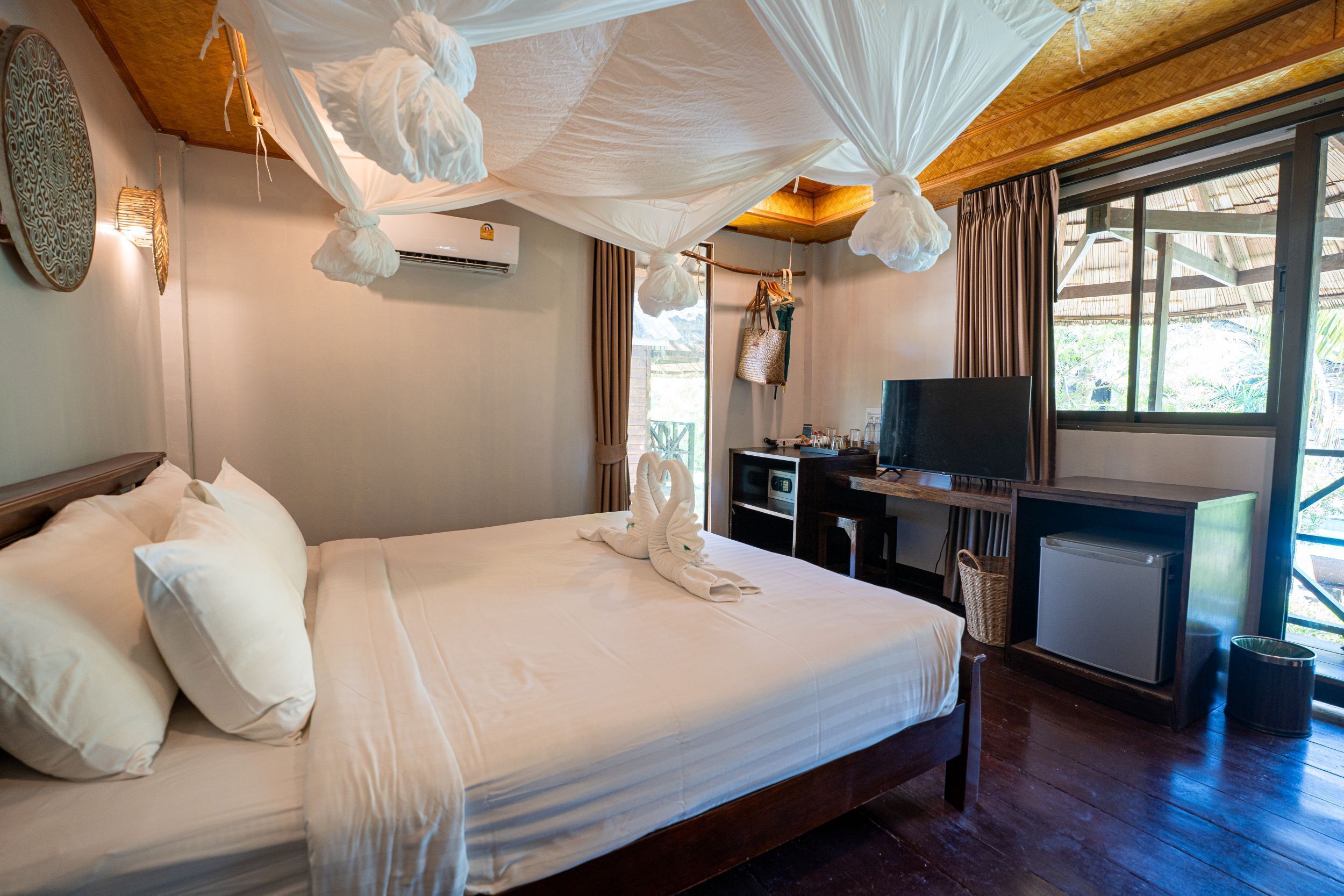 迷你吧、客房內保險箱、書桌、遮光布/窗簾