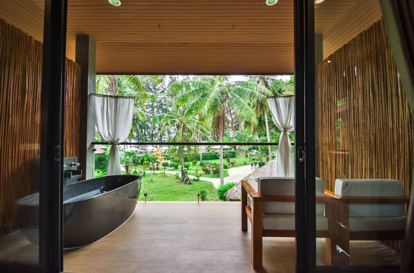 Seaside Pavilion Deluxe Room | Balcony