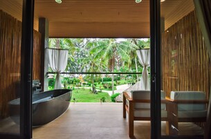 Seaside Pavilion Deluxe Room | Balcony