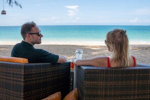 Se sirven comidas, cenas y cocina internacional con vista a la playa