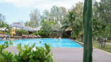 2 udendørs pools, åben fra kl. 06.00 til kl. 20.00, parasoller