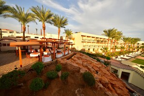 5 restaurantes; se sirve desayuno, almuerzo y cena; cocina internacional