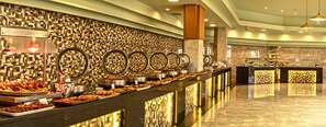 5 restaurants, breakfast, lunch, dinner served; international cuisine
