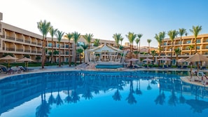 4 outdoor pools, sun loungers