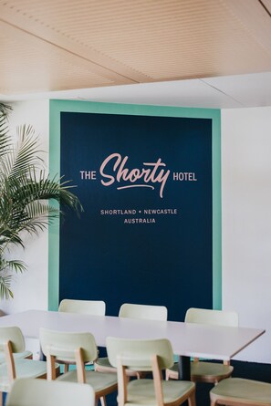 Lunch and dinner served, Modern European cuisine - Shortland Budget Accommodation (Shortland)