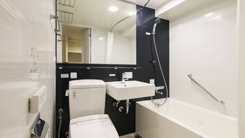 Kombinasi shower/bathtub, bathtub besar, dan perlengkapan mandi gratis