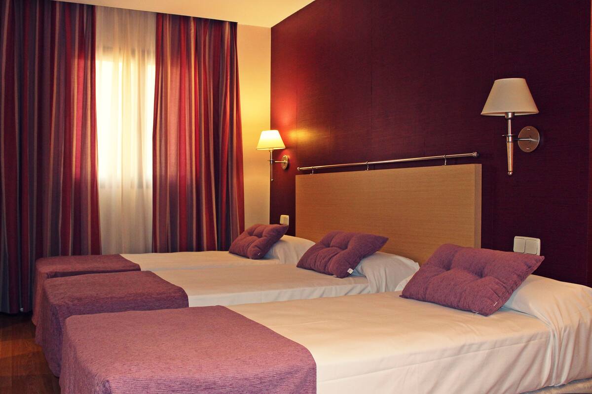 Triple Room | Minibar, in-room safe, desk, blackout drapes
