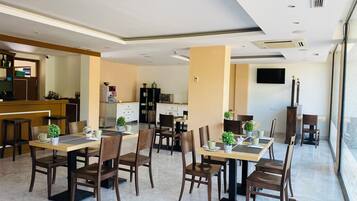 Breakfast, lunch and dinner served