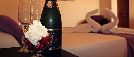 Dobbelt- eller tomannsrom | Minibar, safe på rommet, skrivebord og blendingsgardiner