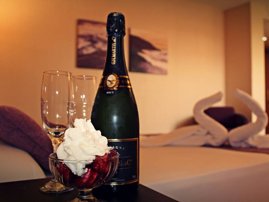 Kamer, 1 twee- of 2 eenpersoonsbedden | Een minibar, een kluis op de kamer, een bureau, verduisterende gordijnen