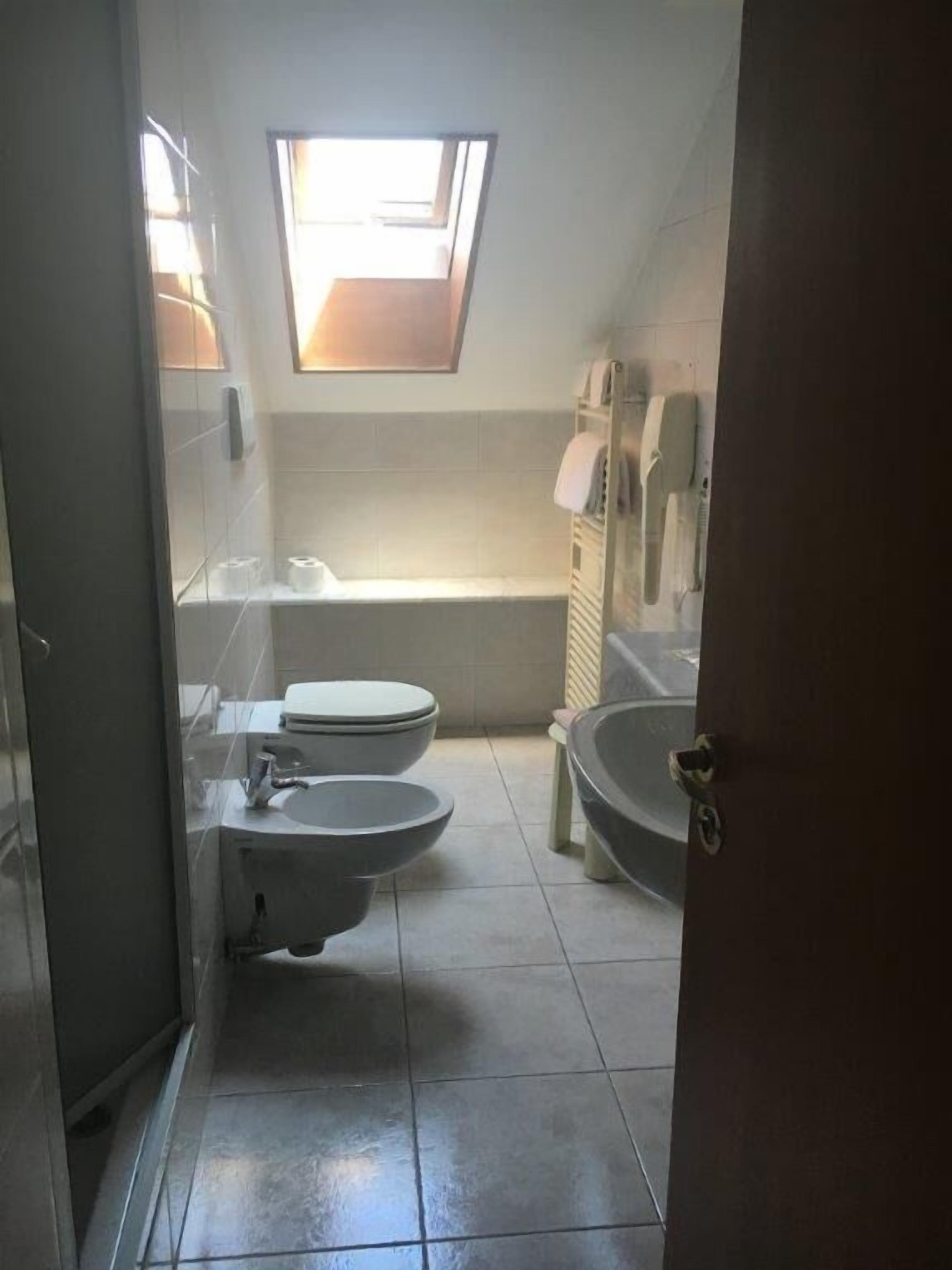 Douche, articles de toilette gratuits, sèche-cheveux, bidet