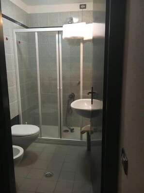 Double Room Single Use | Bathroom | Shower, free toiletries, hair dryer, bidet - Hotel Residence D'Azeglio (Turin)