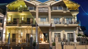 A multi-story hotel with a sign reading "Bavlis Hotel". - Hotel Epavlis Eleftheriadi (Katerini)
