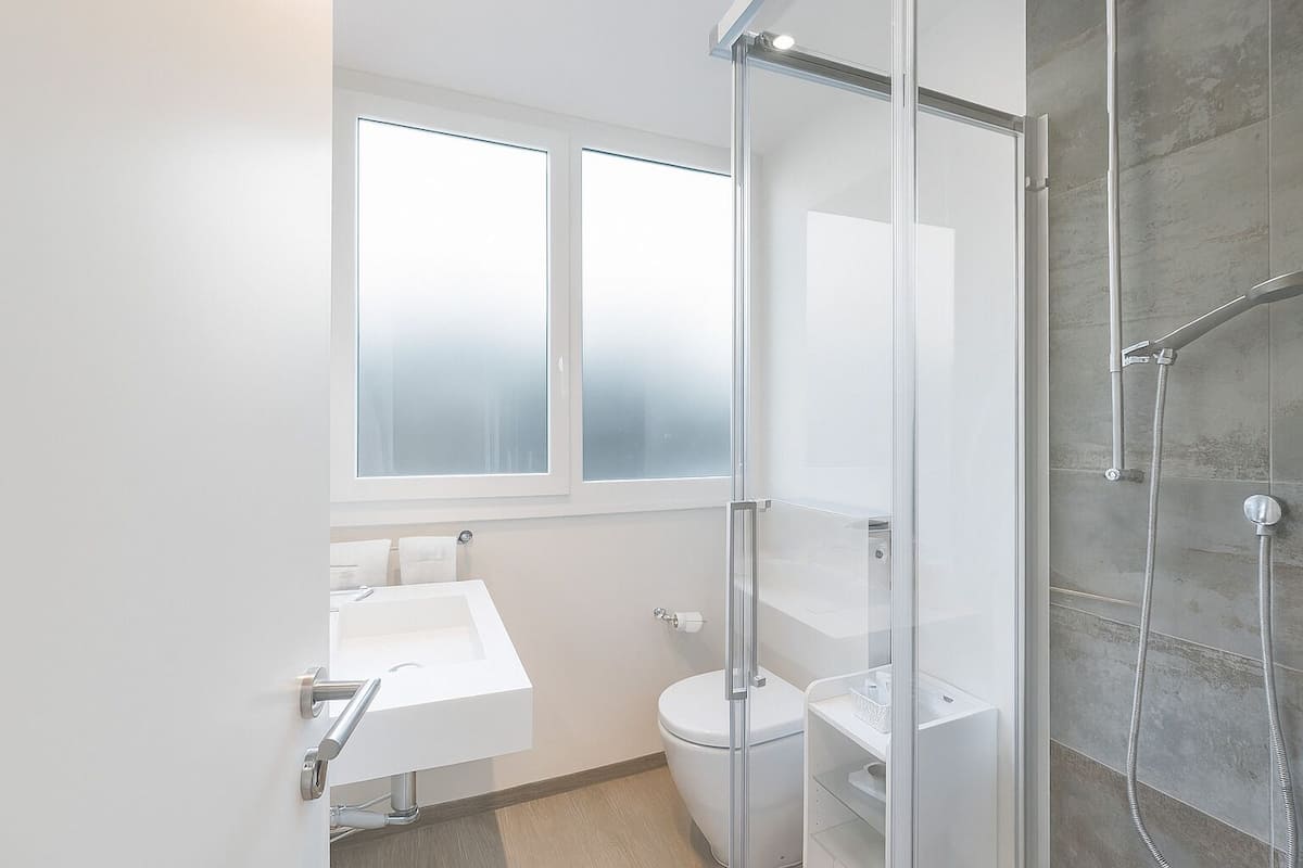 economy double room, 2 single beds, private bathroom | bathroom | shower, deep-soaking bathtub, rainfall showerhead, free toiletries