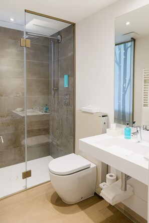 Comfort Double Room, 2 Twin Beds | Bathroom | Shower, deep soaking tub, rainfall showerhead, free toiletries - Charme Hotel Barbatè (Terre di Pedemonte)