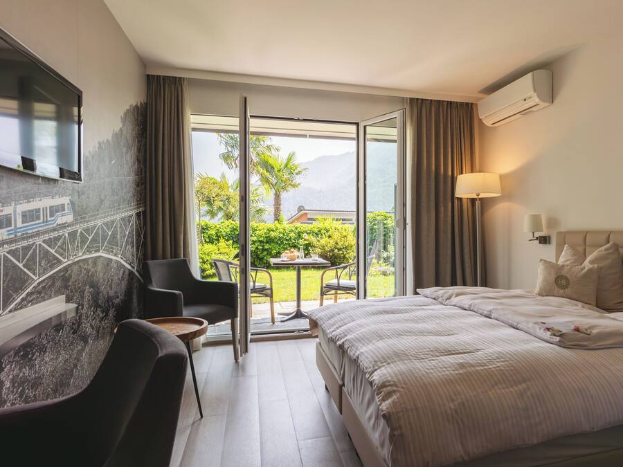 Quarto casal conforto, 2 camas de solteiro | Roupas de cama premium, frigobar, cofres nos quartos, escrivaninha