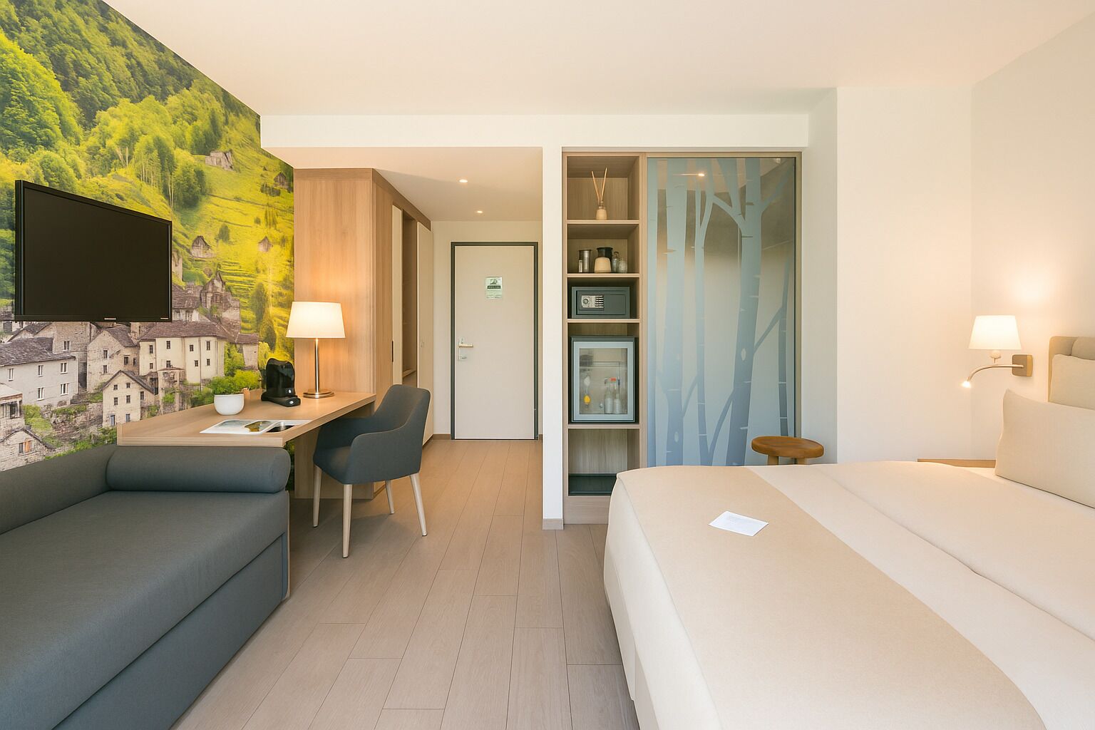 Een hotelkamer met een bed, een bureau, een stoel, een televisie en een boekenplank.