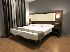 1 dormitorio, ropa de cama de alta calidad, escritorio y cortinas opacas