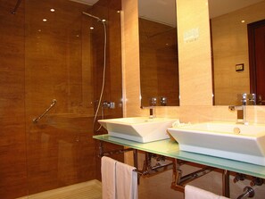 Shower, free toiletries, hair dryer, towels - Apartamentos Boutique Catedral (Valladolid)