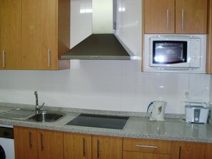 Frigorífico grande, microondas, placa de cocina y cafetera o tetera