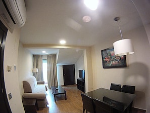 32-inch flat-screen TV with cable channels, TV, pay movies - Apartamentos Boutique Catedral (Valladolid)