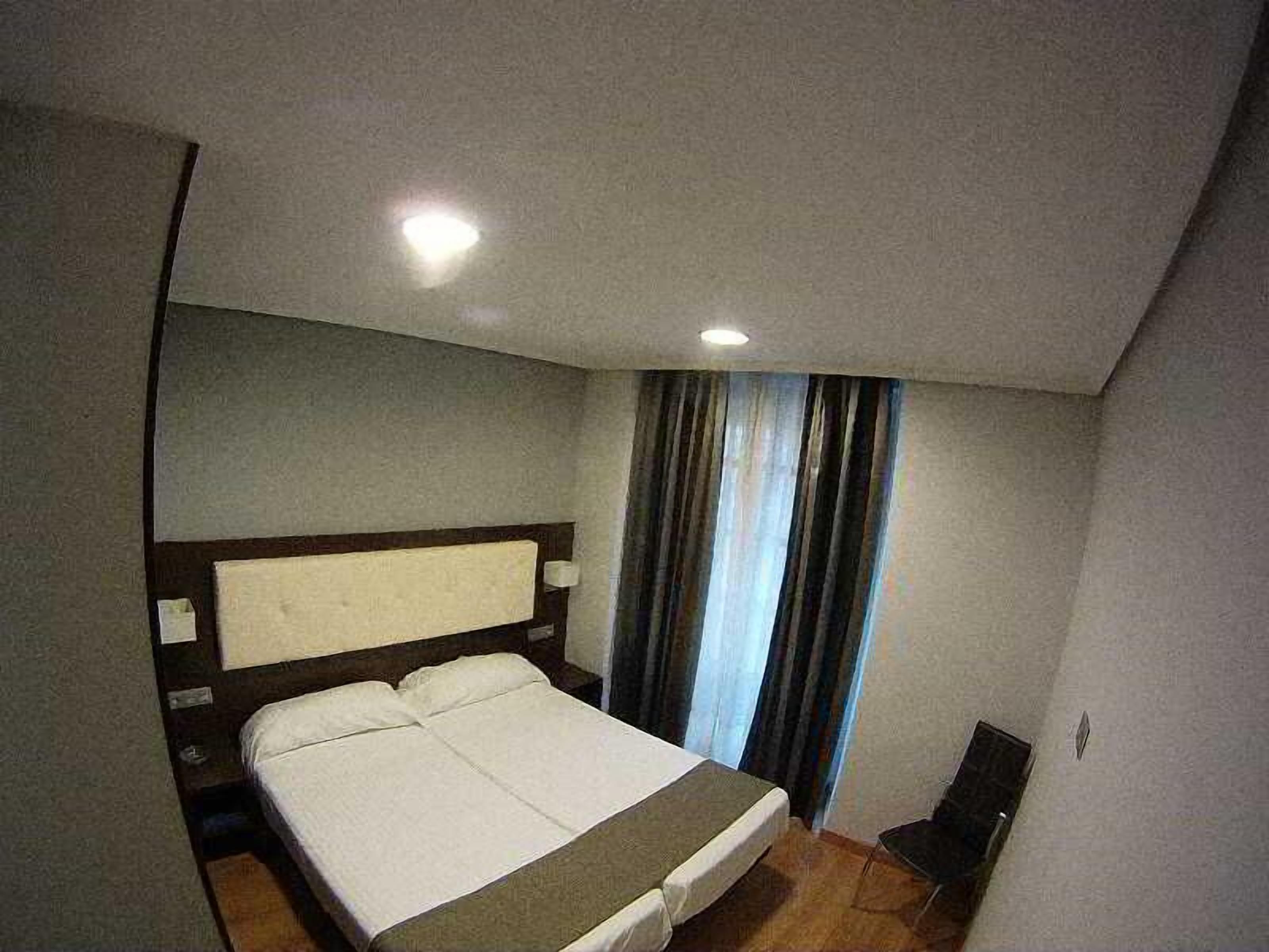 1 dormitorio, ropa de cama de alta calidad, escritorio y cortinas opacas