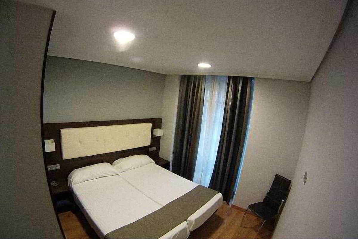 1 bedroom, premium bedding, desk, blackout curtains