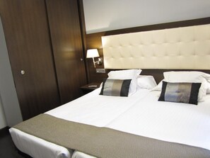 1 dormitorio, ropa de cama de alta calidad, escritorio y cortinas opacas