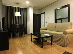 32-inch flat-screen TV with cable channels, TV, pay movies - Apartamentos Boutique Catedral (Valladolid)
