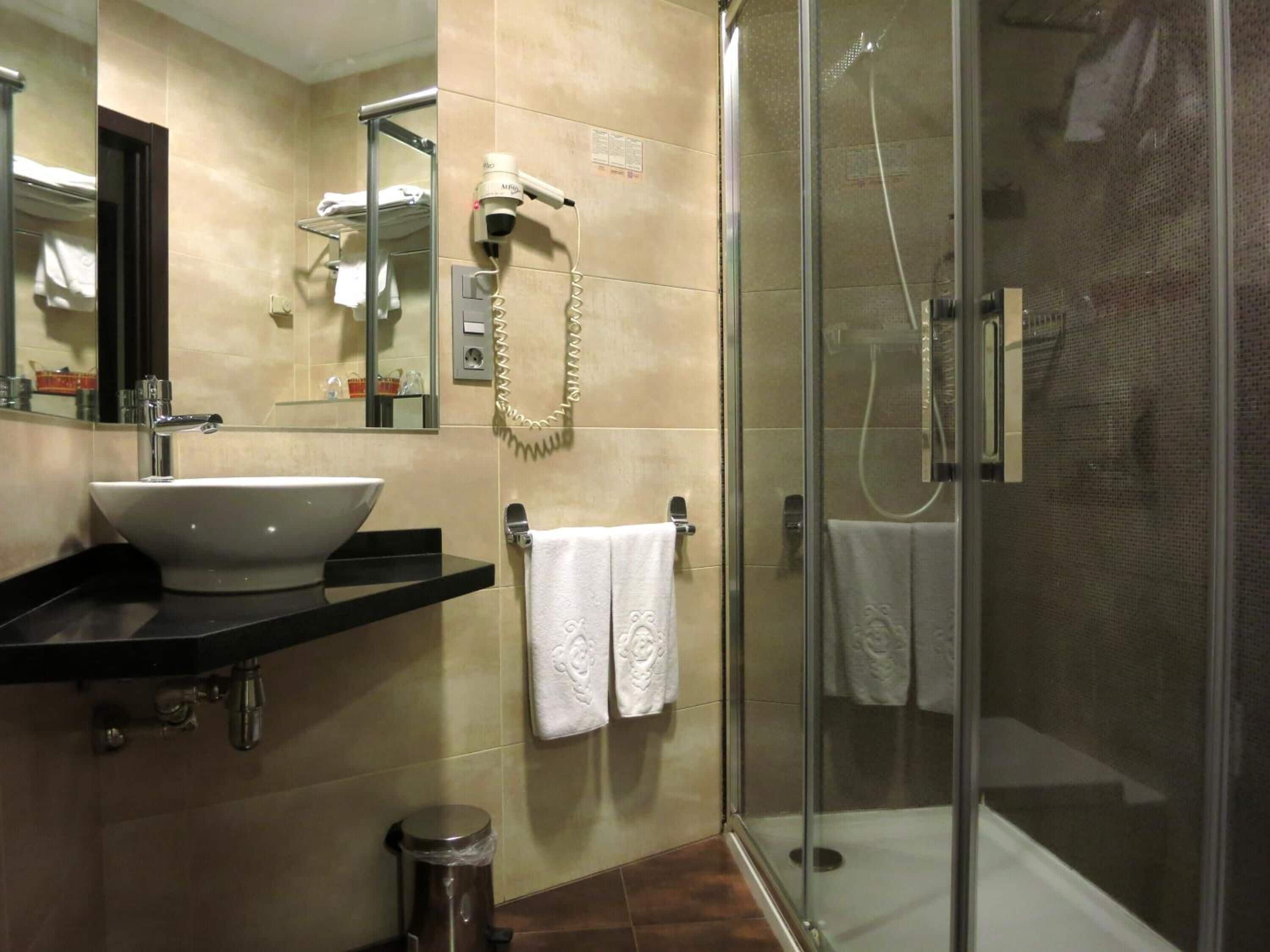 Een douche, gratis toiletartikelen, een haardroger, handdoeken