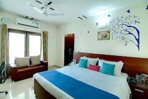 Premium bedding, minibar, desk, blackout curtains - Hotel Staayz Premium (Gurugram)