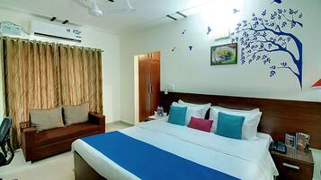 Ropa de cama de alta calidad, minibar, escritorio y cortinas opacas