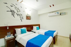 Premium bedding, minibar, desk, blackout curtains - Hotel Staayz Premium (Gurugram)