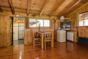 Desk, soundproofing, free cots/infant beds, rollaway beds - De Nieuwe Tijd (Slootdorp)