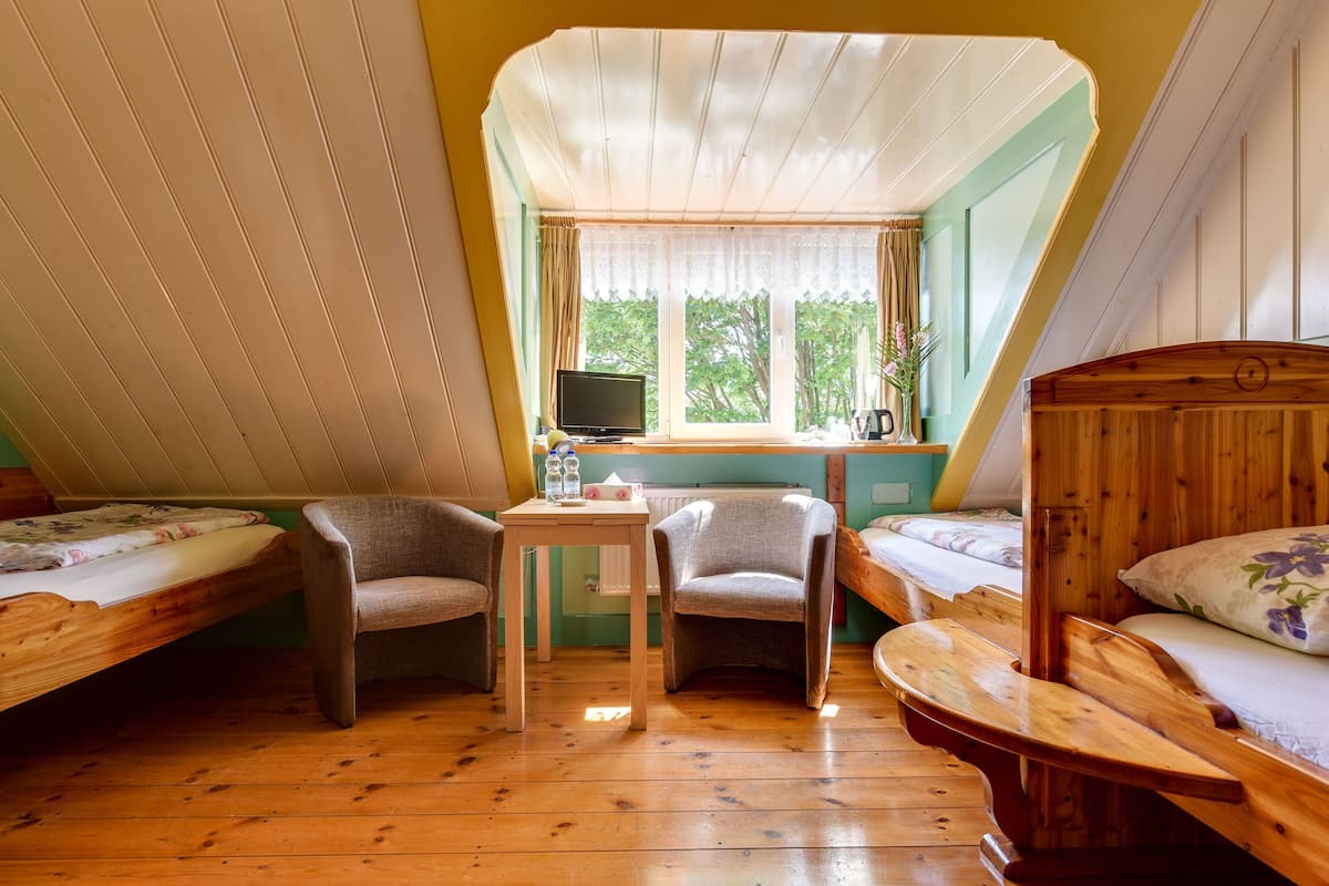 Driepersoonskamer | Een bureau, geluiddichte muren, gratis babybedden, extra bedden